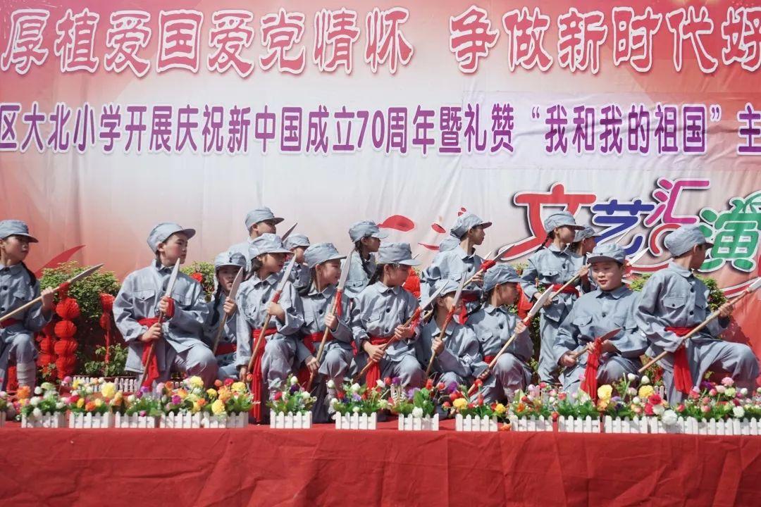 这两个人聊天能看出什么关系么？游戏画面